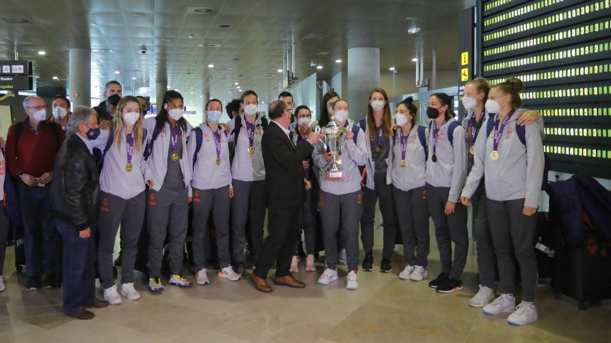 El Valencia Basket femenino llega a València tras ganar la Eurocup.