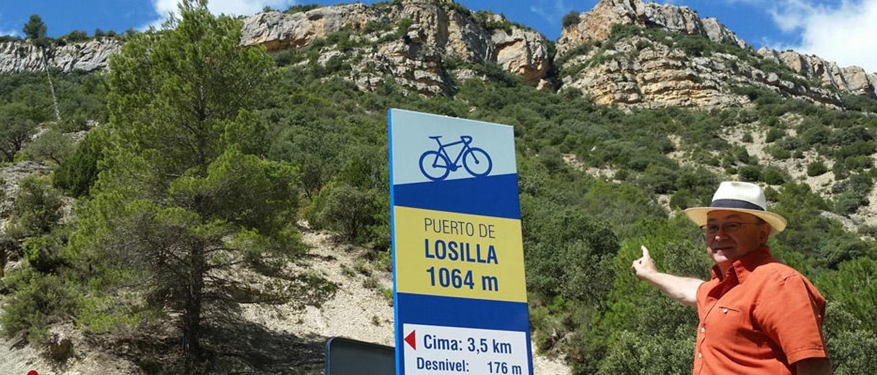 Rafael Giménez señala el lugar en el que se elevará el agua del río Arcos hasta el depósito superior . Foto. José Sierra.