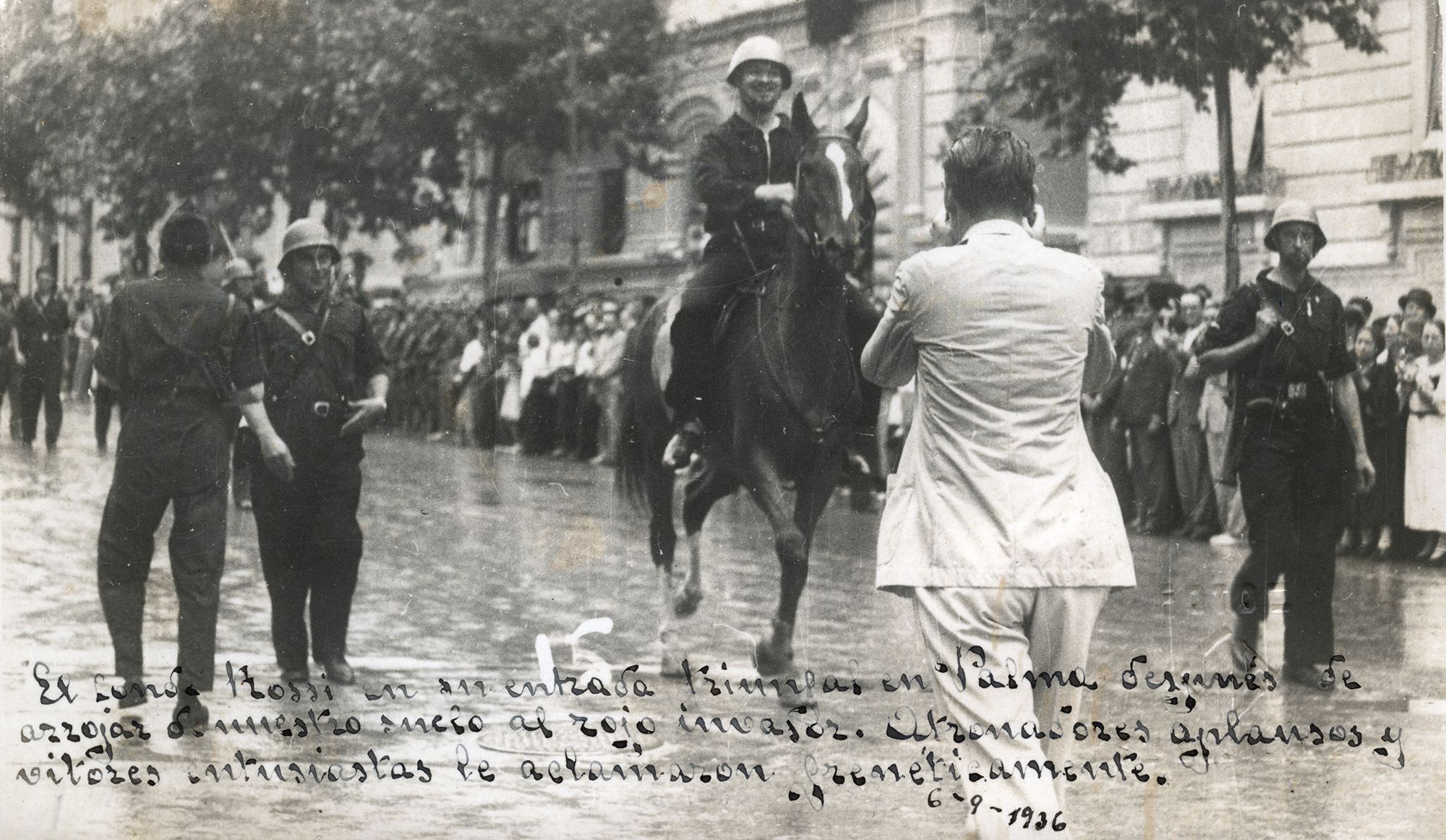 El conde Rossi desfila por la Vía Roma mallorquina el 6 de septiembre de 1936.