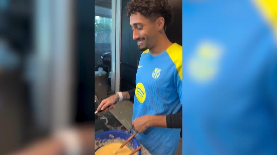 El 'chef' Raphinha: de entrenar con el Barça a preparar buñuelos por San Valentín