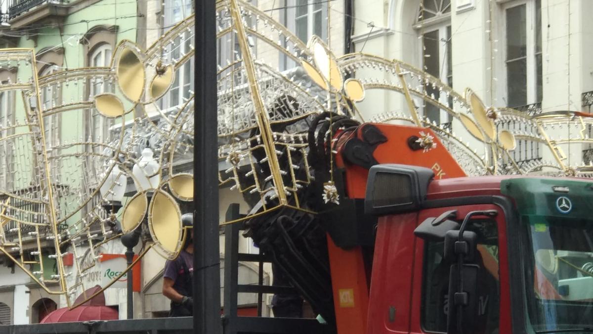 Retirada del alumbrado navideño en Triana