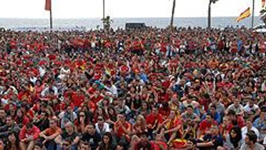 Aficionados, en la Plaza de la Música viendo uno de los partidos del Mundial de Sudáfrica en el que jugaba España.