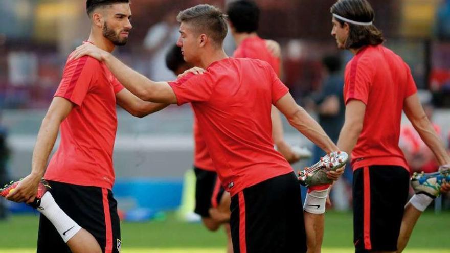 Yannick Carrasco y Luciano Vietto estiran músculos en el entrenamiento del Atlético en San Siro. // Efe
