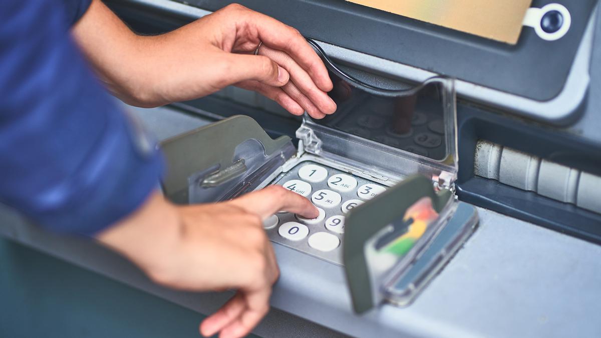 El Banco de España emite una alerta sobre lo que ocurre con el dinero en los cajeros: "Al hacer un ingreso en un cajero automático alguno de los billetes sea retenido"