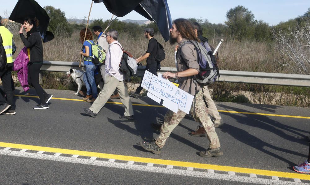 Unas 300 personas marchan contra  la autopista entre Campos y Llucmajor