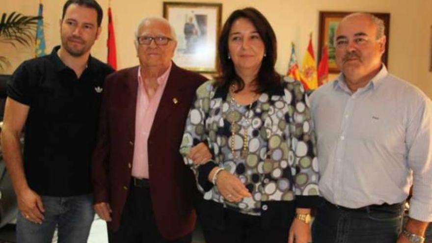 El edil de Fiestas, Juan Navarro, Adela Pedrosa, y el presidente de la Cofradía.