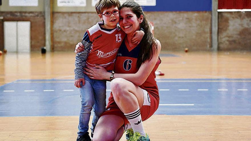 Lucía Fernández con su hijo XIán antes de jugar un partido con el Maristas.