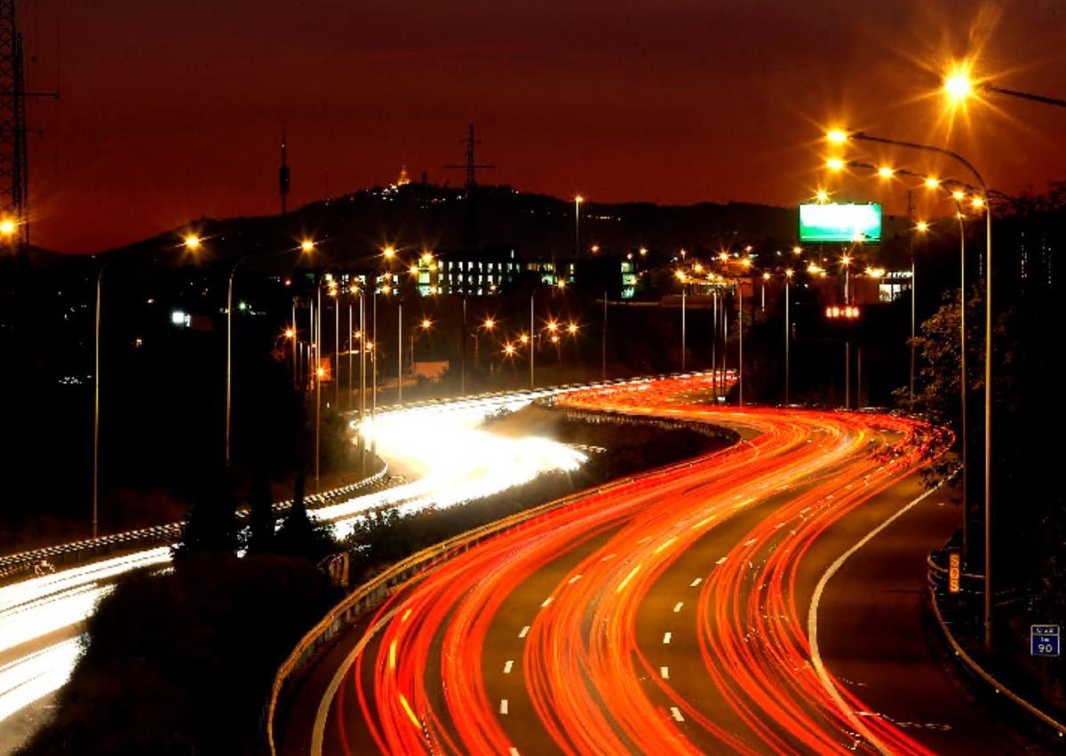 Imagen de la autopista C-32 de Barcelona iluminada por la noche.