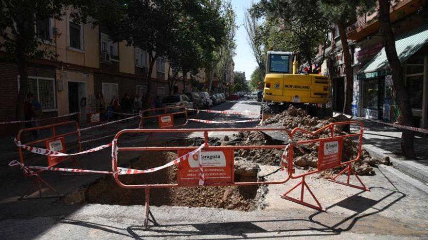 Cortado el tráfico en Doctor Iranzo por una rotura de tubería y una sima