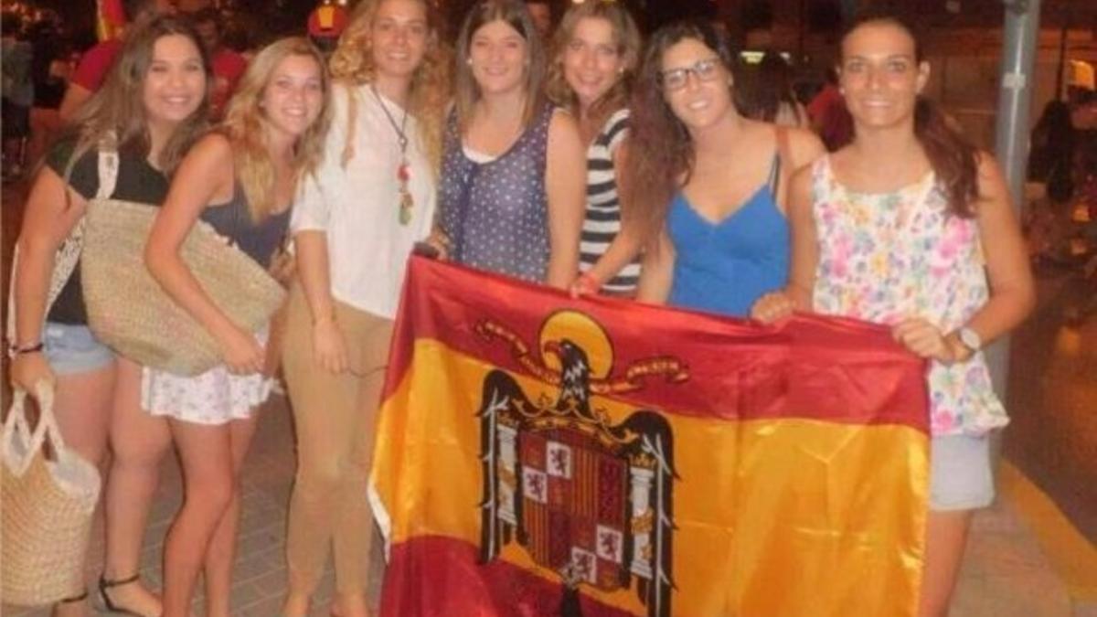 Paula Carda, la tercera por la izquierda, posa junto a unas amigas con la bandera franquista.