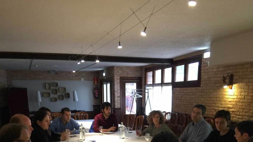 Por la izquierda, los alcaldes José Felix Fernández (Amieva) Francisco González (Cabrales), José Antonio Roque (Peñamellera Alta), Salomé Samartino (Caravia), Charo Fernández (Ribadesella), José Manuel González (Cangas de Onís) y Enrique Riestra (Llanes), y los sindicalistas Hermitas de la Puente (radióloga), José Ignacio Rodríguez (cirujano) y Rocío Fernández (médico de urgencias), ayer, en Cangas de Onís.