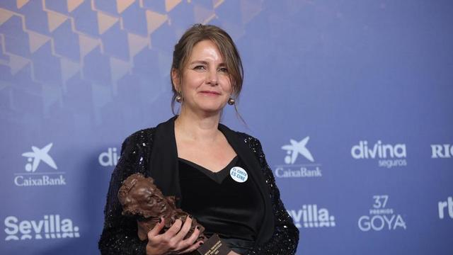 La ganadora a Mejor Dirección de Producción por 'Modelo 77', Manuela Ocón Aburto, con su premio durante la gala de la 37 edición de los Premios Goya