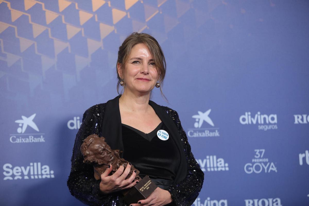 La ganadora a Mejor Dirección de Producción por 'Modelo 77', Manuela Ocón Aburto, con su premio durante la gala de la 37 edición de los Premios Goya