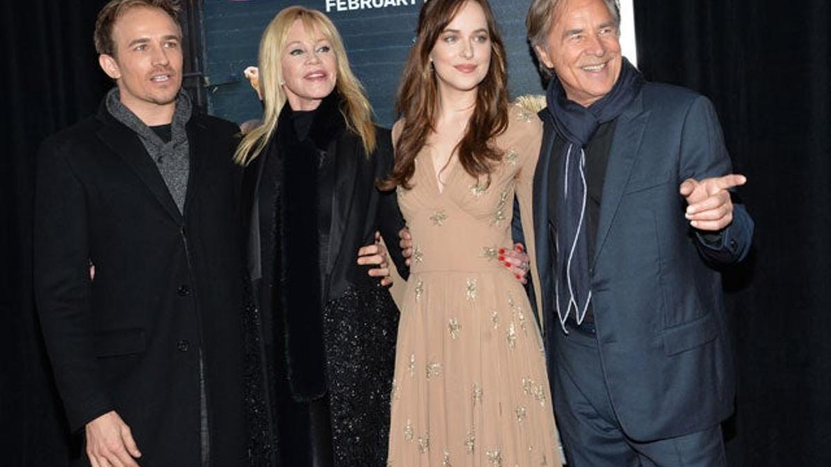 Jesse Johnson, Melanie Griffith, Dakota Johnson y Don Johnson, en el estreno de 'How to be single' en Nueva York