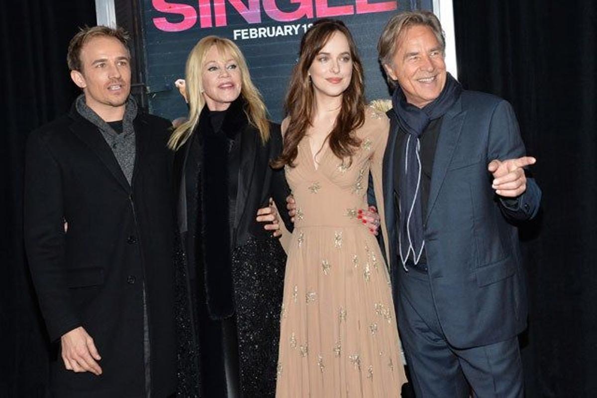 Jesse Johnson, Melanie Griffith, Dakota Johnson y Don Johnson, en el estreno de 'How to be single' en Nueva York