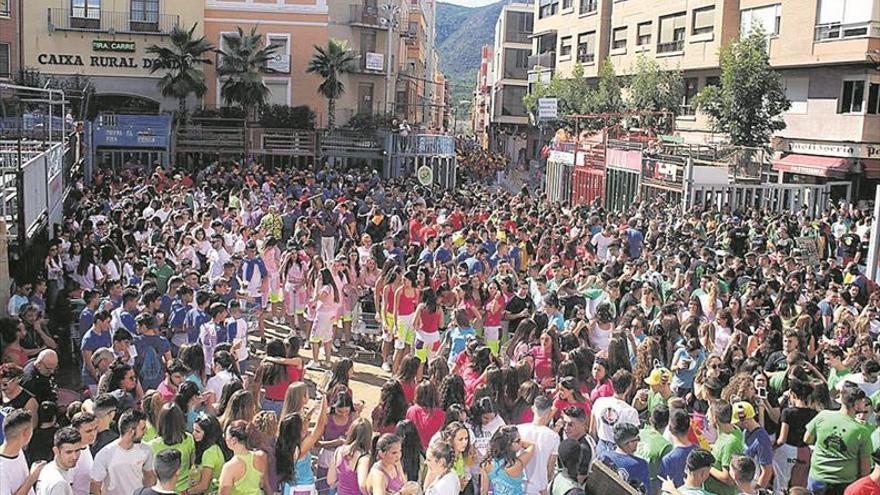 Las peñas llenan de hermandad la Fira con un multitudinario pasacalle