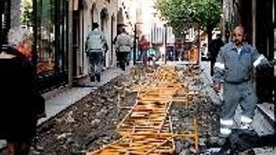 Arrancan las tuberías de obra en la calle Talavera de noche