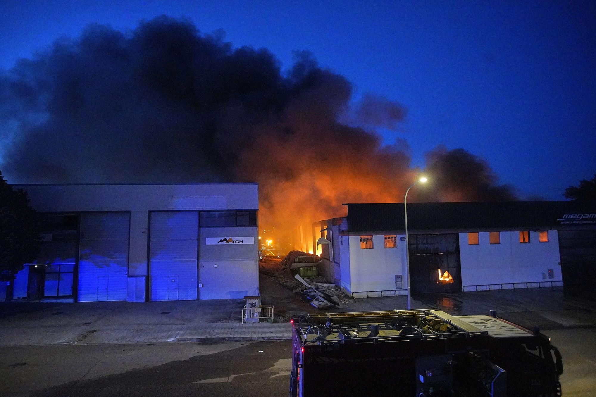 Un incendi destrossa una fàbrica de bicicletes i patinets a Vilablareix