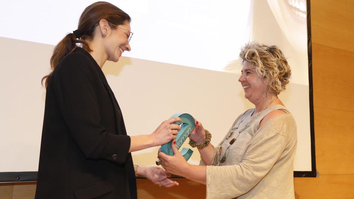 Marta Juan, responsable de comunicació de Toni Pons, entrega el premi a la creadora de joies,  Roser Martínez. | ANIOL RESCLOSA