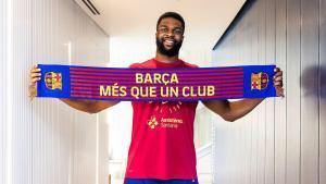 John Nebo, nuevo fichaje del barça de baloncesto, posando con una bufanda azulgrana.