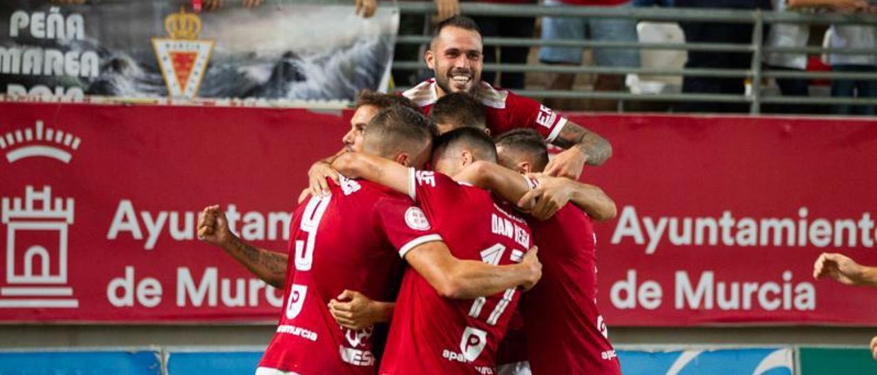 Pedro León es felicitado por sus compañeros tras su segundo gol. | FRANCISCO PEÑARANDA