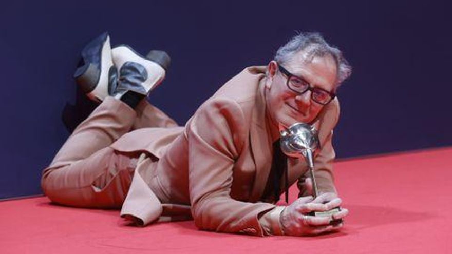 Óscar de la Fuente con el Premio Feroz a mejor actor de reparto de una serie