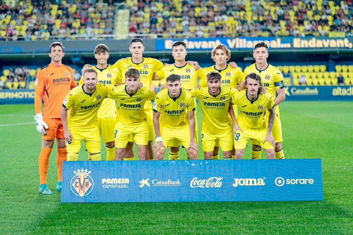 Iker Álvarez, a la izquierda, junto a Alberto del Moral (a la derecha) en un once del Villarreal B hace temporadas.