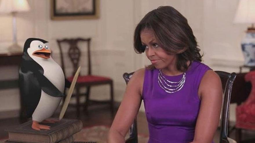 Michelle Obama charlando con un pingüino.