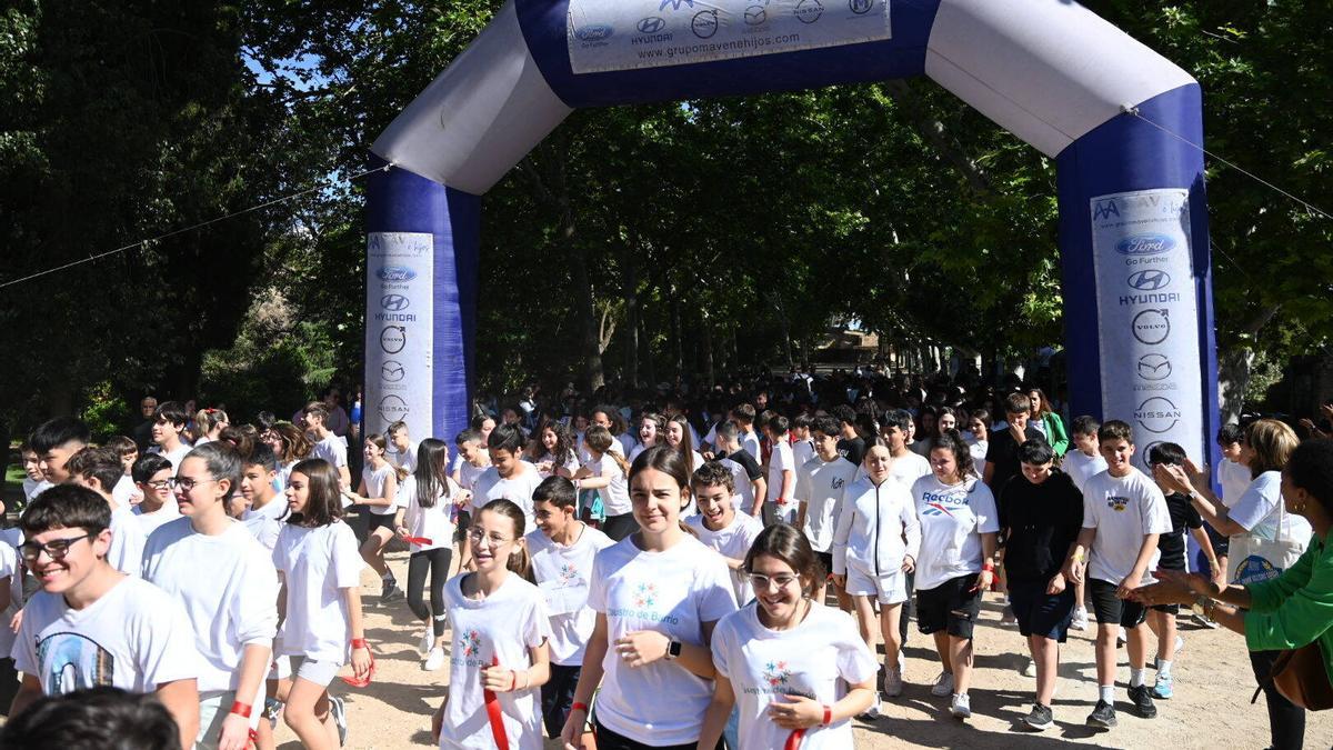 Niños corriendo en la VIII Carrera Solidaria Claustro de Barrio de Badajoz.