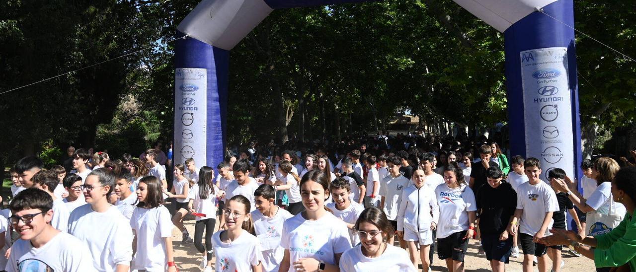 Cientos de alumnos corren por el autismo en el Parque de la Legión de Badajoz