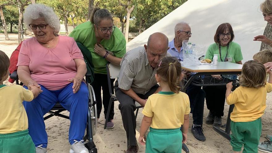 Un taller permite a personas mayores dependientes compartir juegos con niños de una guardería de San Vicente