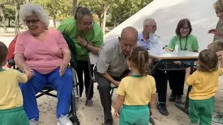 Un taller permite a personas mayores dependientes compartir juegos con niños de una guardería de San Vicente