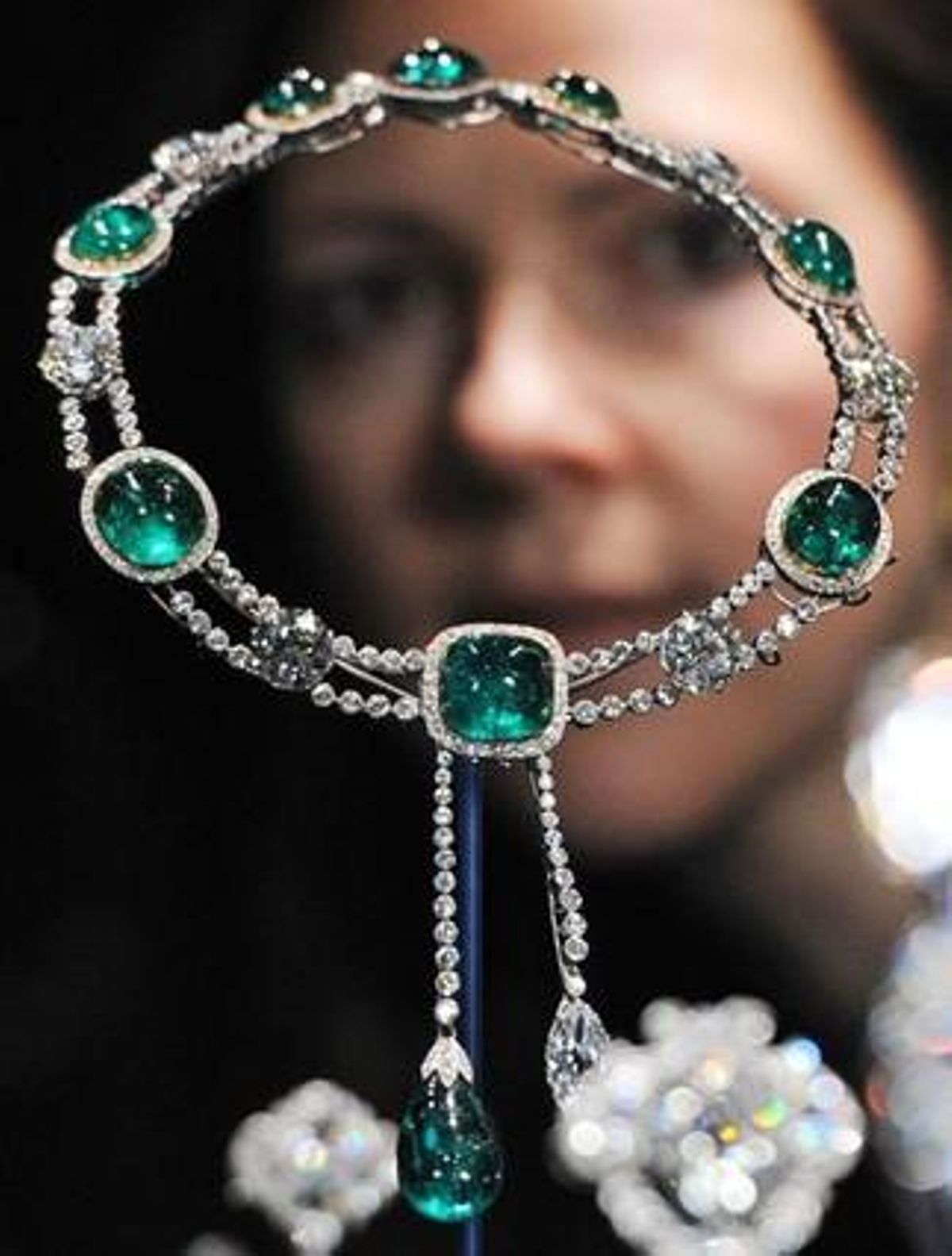 Collaret Delhi Durbar i arrecada Cullinan, fet amb diamants i maragdes per a la reina Maria, el 1911.