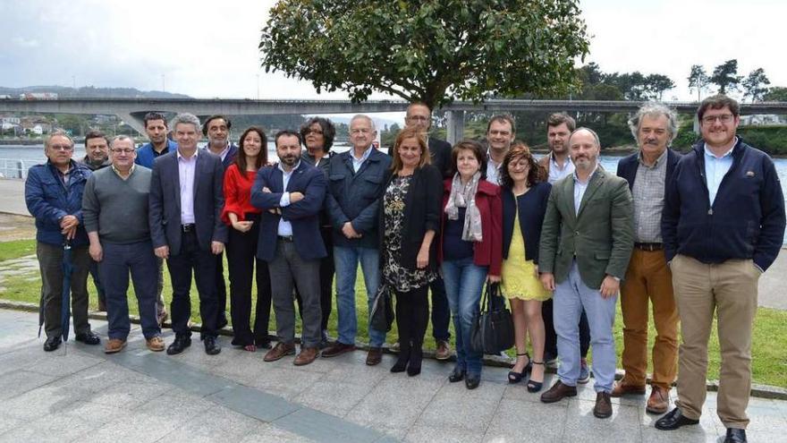 Méndez Romeu se reunió en Pontevedra con representantes de las agrupaciones locales del PSOE para defender su candidatura. // R.V.