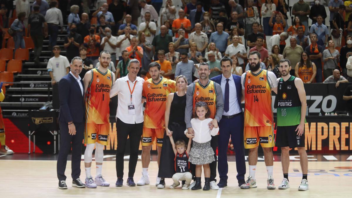 Valencia. Partido Valencia Basket Club vs Club Joventut Badalona . ACB Homenaje Rafa Martinez retirada colgar su camiseta su numero