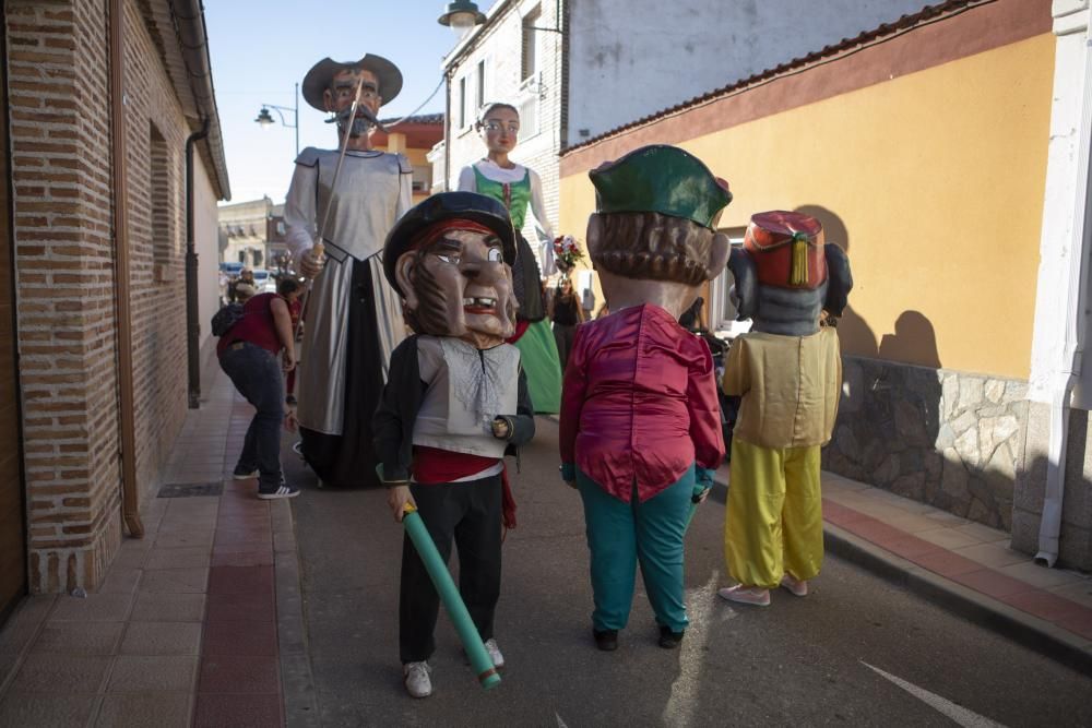 El II Encuentro de Gigantes y Cabezudos de Villaralbo, en imágenes