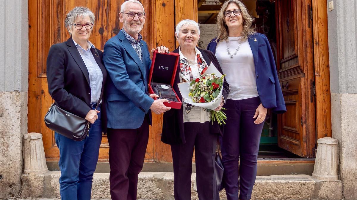 Aurora valero junto al alcade de Alboraia, Miguel Chavarría, la concejala de Cultura Conxa Villena, y la concejala Ana Bru