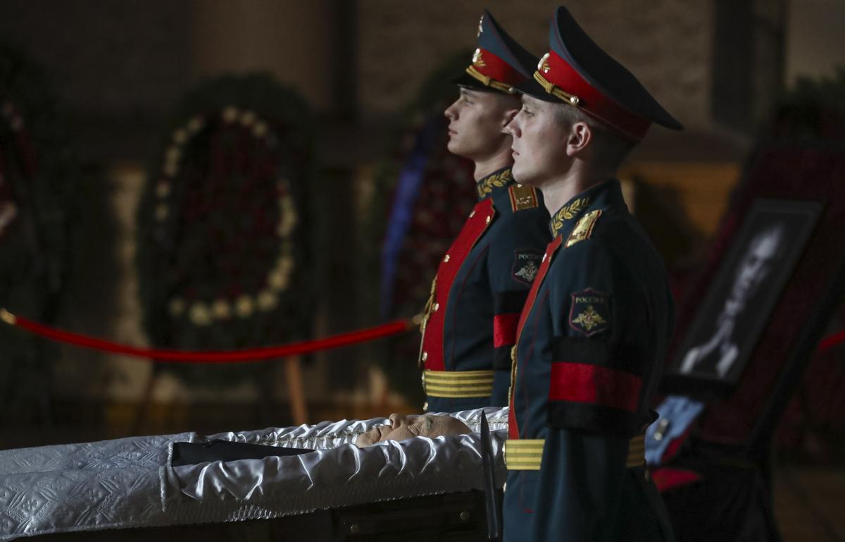 Guardias de honor rusos se encuentran cerca del féretro con el cuerpo del difunto expresidente soviético Mikhail Gorbachev, durante la ceremonia de despedida en el Salón de las Columnas de la Casa de los Sindicatos en Moscú.