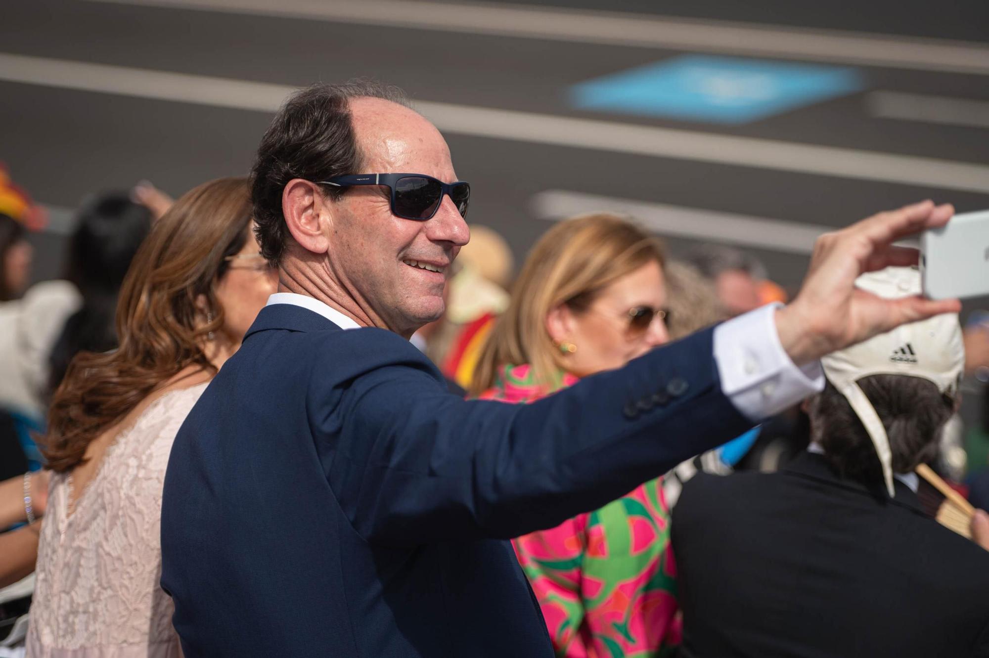 Las mejores imágenes del desfile militar de las Fuerzas Armadas en Tenerife con la presencia de Sus Majestades los Reyes