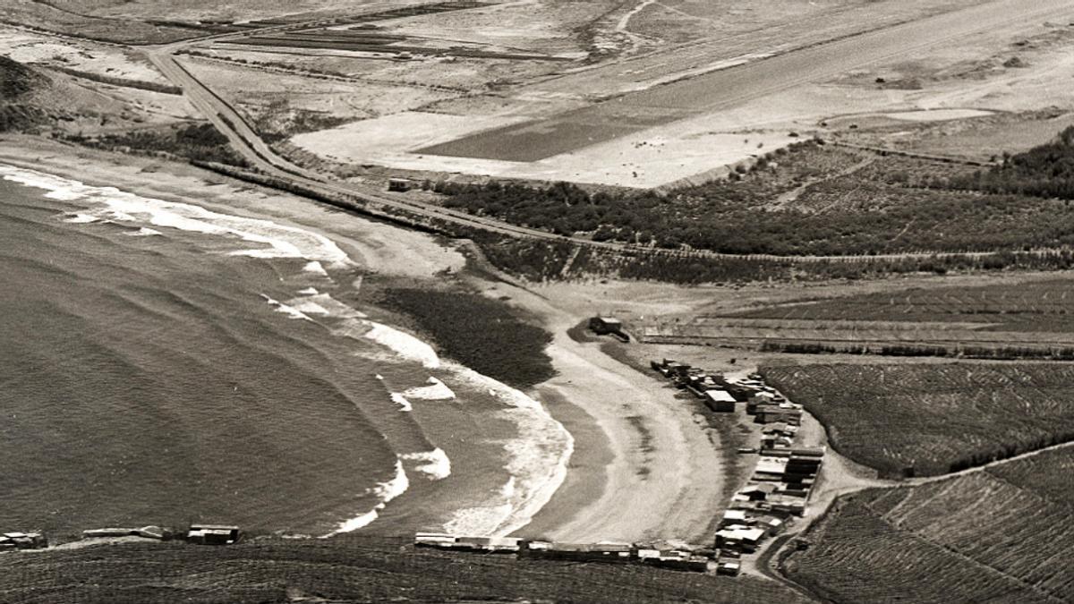 Foto aérea de Ojos de Garza en los años sesenta, con las pistas del Aeropuerto de Gando.