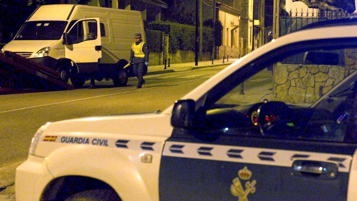 La Guardia Civil inspecciona en Bermillo de Sayago la furgoneta intervenida a los etarras