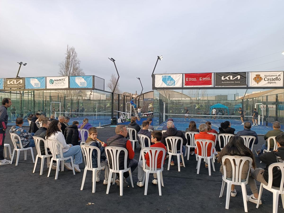 Imagen durante varios partidos en La Plana Sport.