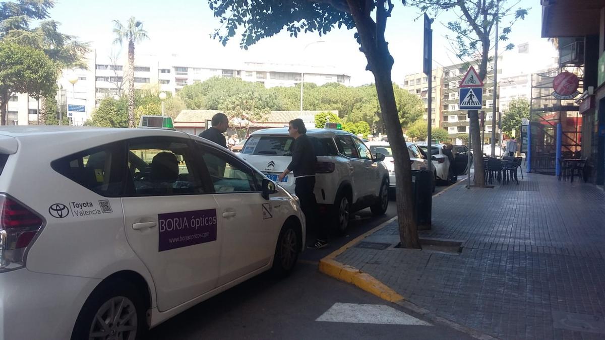 Cuatro taxis de Gandia, ayer en la parada de la avenida del Marqués de Campo.