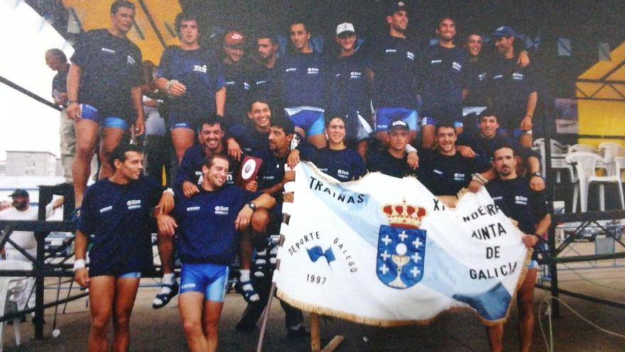 Rúa, quinto por la izquierda, junto a la bandera, con sus compañeros de la SD Tirán de 1997.