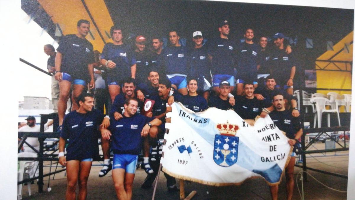 Rúa, quinto por la izquierda, junto a la bandera, con sus compañeros de la SD Tirán de 1997.