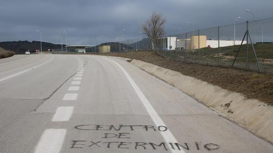 Acceso a la cárcel de Archidona.