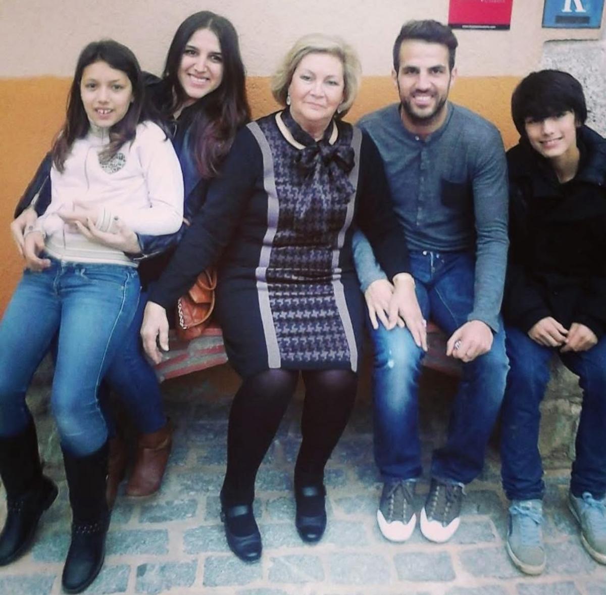 Una foto familiar con Cesc Fàbregas junto a su abuela.
