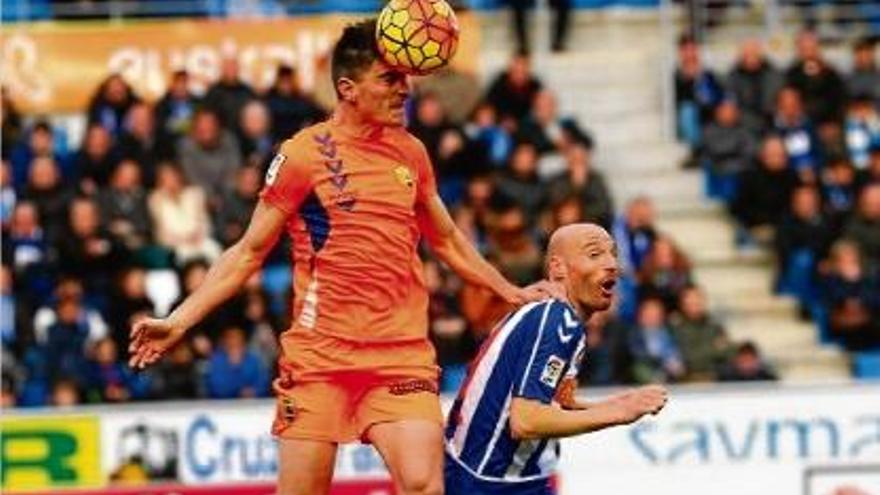 Tito salta per damunt de Gaizka Toquero, durant l&#039;Alabès-Llagostera del passat cap de setmana.