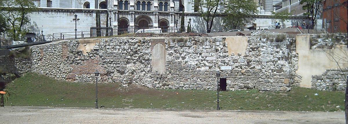 Los lienzos de la muralla musulmana junto a la catedral de la Almudena se encuentran entre los restos medievales más antiguos conservados en Madrid