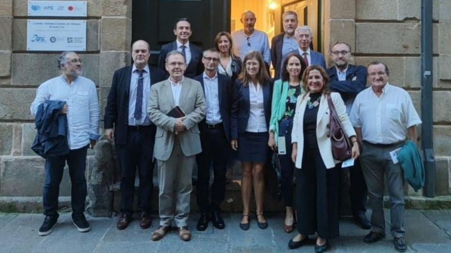 Xaime Leiro y Jaime Abella, con dirigentes del Foro Civico de Santiago / CEDIDA